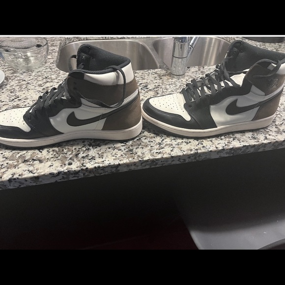 - Jordan 1 Retro High Dark Mocha, size 12